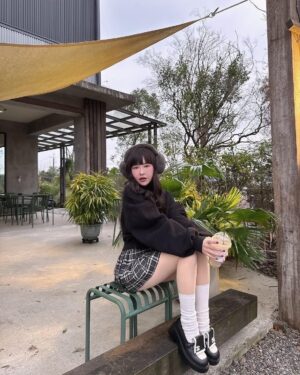 Lin Hana Instagram - 終於找到穿得出門的光腿神器了 ! 
就是 @bonnie.co_korea 家的！
https://reurl.cc/G5LQKv

穿起來很自然 ，活動也很好看又滑又細嫩，不會有假肢感！
冷冷天氣有它可以真的又暖又舒服！醜醜的阿嬤發熱褲bye~~~~💞💞💞 
重點是！！有微壓的效果 穿起來 大 ！顯 ！瘦 ‼️ 
稍微有肉的女生還可以靠這件作弊!我可以做證無誤！😬

我是穿著淺膚色薄絨款
已經又回購無絨款和中後絨款 兩款輪流穿搭搭配！
大推 ✌️✌️✌️

#子珊穿搭
全身 @bonnie.co_korea
#ootdfashion#style#穿搭日常分享
#ootd#wiwt#ootdfashion#穿搭日常
