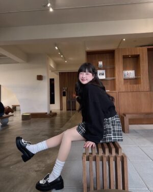 Lin Hana Instagram - 終於找到穿得出門的光腿神器了 ! 
就是 @bonnie.co_korea 家的！
https://reurl.cc/G5LQKv

穿起來很自然 ，活動也很好看又滑又細嫩，不會有假肢感！
冷冷天氣有它可以真的又暖又舒服！醜醜的阿嬤發熱褲bye~~~~💞💞💞 
重點是！！有微壓的效果 穿起來 大 ！顯 ！瘦 ‼️ 
稍微有肉的女生還可以靠這件作弊!我可以做證無誤！😬

我是穿著淺膚色薄絨款
已經又回購無絨款和中後絨款 兩款輪流穿搭搭配！
大推 ✌️✌️✌️

#子珊穿搭
全身 @bonnie.co_korea
#ootdfashion#style#穿搭日常分享
#ootd#wiwt#ootdfashion#穿搭日常