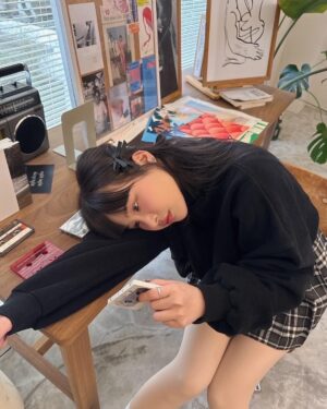 Lin Hana Instagram - 終於找到穿得出門的光腿神器了 ! 
就是 @bonnie.co_korea 家的！
https://reurl.cc/G5LQKv

穿起來很自然 ，活動也很好看又滑又細嫩，不會有假肢感！
冷冷天氣有它可以真的又暖又舒服！醜醜的阿嬤發熱褲bye~~~~💞💞💞 
重點是！！有微壓的效果 穿起來 大 ！顯 ！瘦 ‼️ 
稍微有肉的女生還可以靠這件作弊!我可以做證無誤！😬

我是穿著淺膚色薄絨款
已經又回購無絨款和中後絨款 兩款輪流穿搭搭配！
大推 ✌️✌️✌️

#子珊穿搭
全身 @bonnie.co_korea
#ootdfashion#style#穿搭日常分享
#ootd#wiwt#ootdfashion#穿搭日常