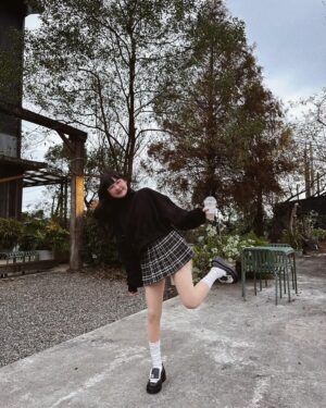 Lin Hana Instagram - 終於找到穿得出門的光腿神器了 ! 
就是 @bonnie.co_korea 家的！
https://reurl.cc/G5LQKv

穿起來很自然 ，活動也很好看又滑又細嫩，不會有假肢感！
冷冷天氣有它可以真的又暖又舒服！醜醜的阿嬤發熱褲bye~~~~💞💞💞 
重點是！！有微壓的效果 穿起來 大 ！顯 ！瘦 ‼️ 
稍微有肉的女生還可以靠這件作弊!我可以做證無誤！😬

我是穿著淺膚色薄絨款
已經又回購無絨款和中後絨款 兩款輪流穿搭搭配！
大推 ✌️✌️✌️

#子珊穿搭
全身 @bonnie.co_korea
#ootdfashion#style#穿搭日常分享
#ootd#wiwt#ootdfashion#穿搭日常