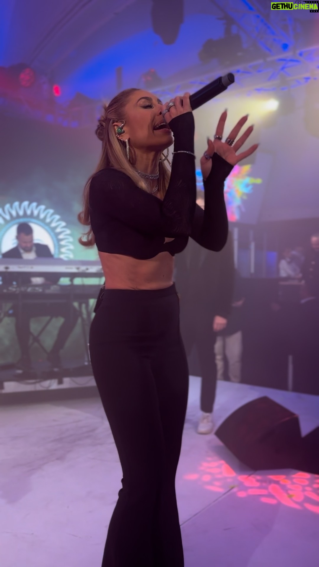 Linda Teodosiu - 2.3K Likes - Habe vor ein paar Tagen auf der Lambertz Monday night gesungen. Ich glaube ich brauche nicht viel zu dem Video zu sagen… AUSSER: Geile Band, geile Sänger und unfassbar viel Spaß. Hatte so Bock 😍und gefühlt habe ich mich wegen @lulesbeauty & @almirbajrami__hairstylist_ ❤️ DANKE FÜR DEN LOOK! #fyp #lambertz #love #music #viral