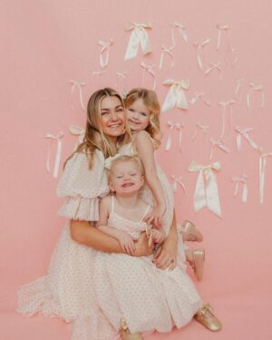 Lindsay Arnold Instagram - Happy Valentine's Day 💕💕 I will cherish these photos with my sweet girls forever 🫶🏻 

@ambitcreative 

#momanddaughters #girlmom #mommyandme