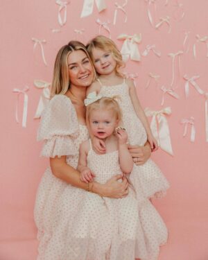 Lindsay Arnold Instagram - Happy Valentine's Day 💕💕 I will cherish these photos with my sweet girls forever 🫶🏻 

@ambitcreative 

#momanddaughters #girlmom #mommyandme