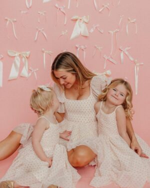Lindsay Arnold Instagram - Happy Valentine's Day 💕💕 I will cherish these photos with my sweet girls forever 🫶🏻 

@ambitcreative 

#momanddaughters #girlmom #mommyandme