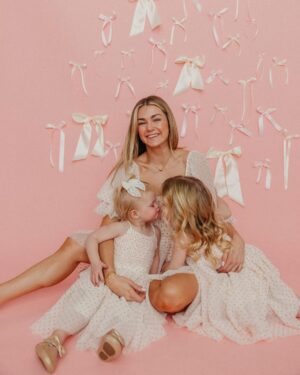 Lindsay Arnold Instagram - Happy Valentine's Day 💕💕 I will cherish these photos with my sweet girls forever 🫶🏻 

@ambitcreative 

#momanddaughters #girlmom #mommyandme