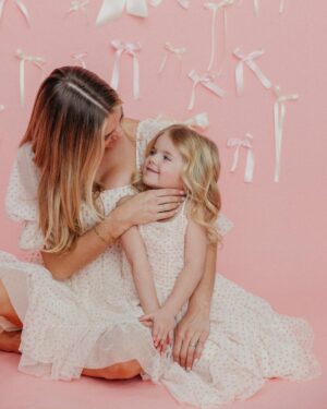 Lindsay Arnold Instagram - Happy Valentine's Day 💕💕 I will cherish these photos with my sweet girls forever 🫶🏻 

@ambitcreative 

#momanddaughters #girlmom #mommyandme