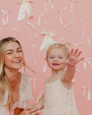 Lindsay Arnold Instagram - Happy Valentine's Day 💕💕 I will cherish these photos with my sweet girls forever 🫶🏻 

@ambitcreative 

#momanddaughters #girlmom #mommyandme