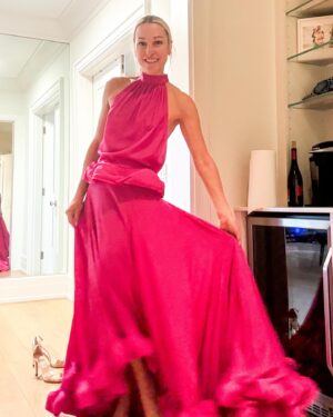 Lindsay Czarniak Instagram - Which gown would you choose? One is my favorite color, one is super fun flowy and one is a Taylor Swift throwback floral. Eclipse Awards this year are in West Palm Beach and I can't wait to cohost and celebrate the best of the past year In horse racing! Thx @janetmandell for such great options! #NTRA #horses #horseracing #thoroughbreds #thoroughbred #awards