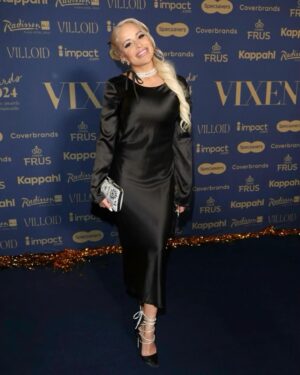 Linni Meister Instagram - Gikk opp 33 etg i høye hæler på @radissonbluosloplaza i går👠✌🏽 Klarer så vidt å gå i dag, da jeg er støl som bare det i rævaaa🍑😮‍💨Unnskyld språket 😅 (Heisene var stappfulle, og vi var flere som ble utålmodige og tok beina fatt😅💪🏽) Ellers takk for meg @vixen_awards ✨ Storkoste meg med flere herlige venner🥂✨🫶🏼 Btw, siste bildet er et must etter en hyggelig kveld 🙏🏽