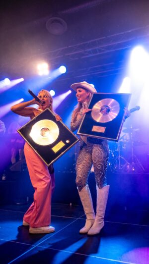 Linni Meister Instagram - 💞Var som alltid helt fantastisk å opptre med My girl @carinadahl med coverlåta vår «Rompa Mi» som har solgt til gull📀 For et publikum og for en stemning🥹👏🏽🥳🩷 Ble også overrasket på scenen med gullplate av @carinadahl 📀🥳 One for The books🙏🏽🩷