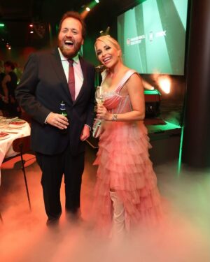 Linni Meister Instagram - Hei kjære insta-fam✨💓

De siste 5 ukene har jeg vært på tv-innspilling for et nytt tv-program som skal hete «Først til verdens ende». 

Vi er 4 par som skal klare å navigere oss fra Marrakesh i Marokko til Verdens Ende i Norge. Vi får ikke benytte oss av moderne hjelpemidler som smarttelefon, bankkort og fly, og har i tillegg et svært lavt dagsbudsjett vi må klare oss på🤯

Jeg var på lag med min fantastiske venninne @miagundersen_nr1 💃🏼💃🏼 De andre lagene består av @lothepus og datteren @idalot / @ronnybaa og @markusneby / og @clas_brede og sønnen @effectivated 💪🏽
Vi kommer til å vise oss fra alle sider😅 Seerne får være med oss på både oppturer og nedturer, og kommer nok til å føle med oss til tider🥹😅🙏🏽 Det blir mye latter, tårer, blod, svette og litt diskusjoner. 

Bare å glede seg til galskapen begynner 😁🎒🌍🌏🚂🚞🚎🚕🏃‍♂️‍➡️💨🏃‍♀️‍➡️🚏⛈️☀️💸😭🤬😂💃🏼❤️💃🏼

Bildene over er fra @warnerbrosnorge / @tvnorge sin fantastiske vårlanseringen ✨💙