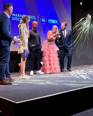 Linni Meister Instagram - Hei kjære insta-fam✨💓

De siste 5 ukene har jeg vært på tv-innspilling for et nytt tv-program som skal hete «Først til verdens ende». 

Vi er 4 par som skal klare å navigere oss fra Marrakesh i Marokko til Verdens Ende i Norge. Vi får ikke benytte oss av moderne hjelpemidler som smarttelefon, bankkort og fly, og har i tillegg et svært lavt dagsbudsjett vi må klare oss på🤯

Jeg var på lag med min fantastiske venninne @miagundersen_nr1 💃🏼💃🏼 De andre lagene består av @lothepus og datteren @idalot / @ronnybaa og @markusneby / og @clas_brede og sønnen @effectivated 💪🏽
Vi kommer til å vise oss fra alle sider😅 Seerne får være med oss på både oppturer og nedturer, og kommer nok til å føle med oss til tider🥹😅🙏🏽 Det blir mye latter, tårer, blod, svette og litt diskusjoner. 

Bare å glede seg til galskapen begynner 😁🎒🌍🌏🚂🚞🚎🚕🏃‍♂️‍➡️💨🏃‍♀️‍➡️🚏⛈️☀️💸😭🤬😂💃🏼❤️💃🏼

Bildene over er fra @warnerbrosnorge / @tvnorge sin fantastiske vårlanseringen ✨💙