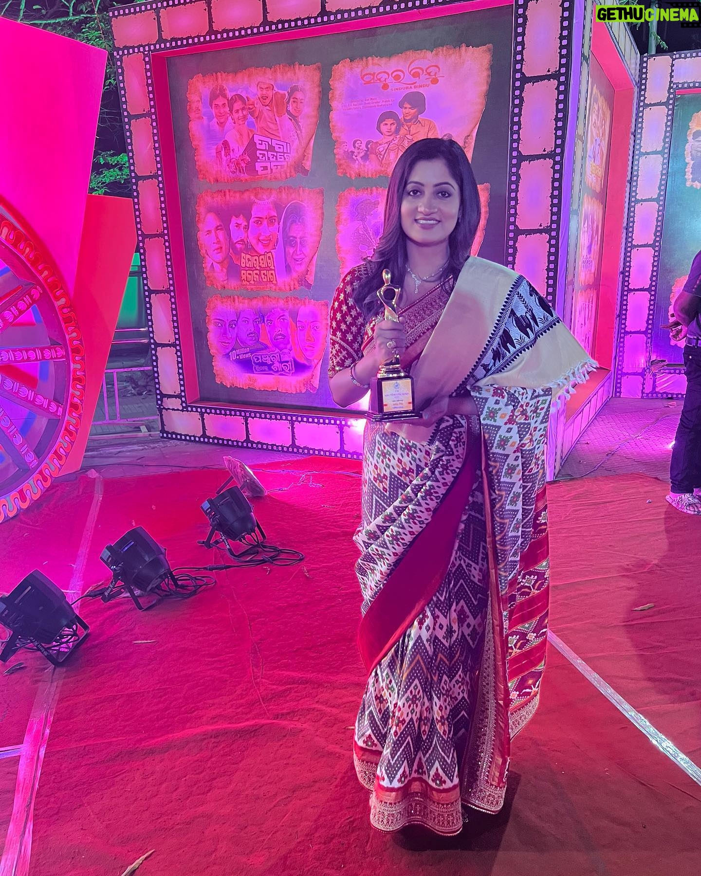 Lipsa Mishra - 18.2K Likes - What a great day I had.
Got my dream STATE AWARD🥇 
Best actress for the telefilm RANGEELA BOHU📺 .
#statesward #bestactress #hardwork #hardworkpaysoffs #happy #happyday #happyme #actorslife  #lipsamishra #lipsamishraactor