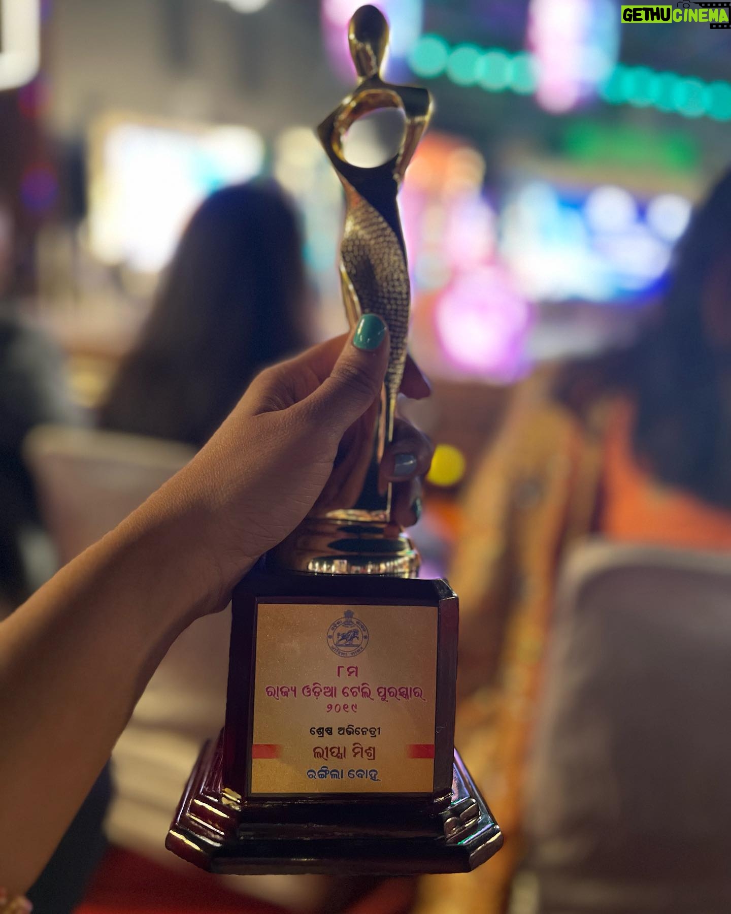 Lipsa Mishra - 18.2K Likes - What a great day I had.
Got my dream STATE AWARD🥇 
Best actress for the telefilm RANGEELA BOHU📺 .
#statesward #bestactress #hardwork #hardworkpaysoffs #happy #happyday #happyme #actorslife  #lipsamishra #lipsamishraactor