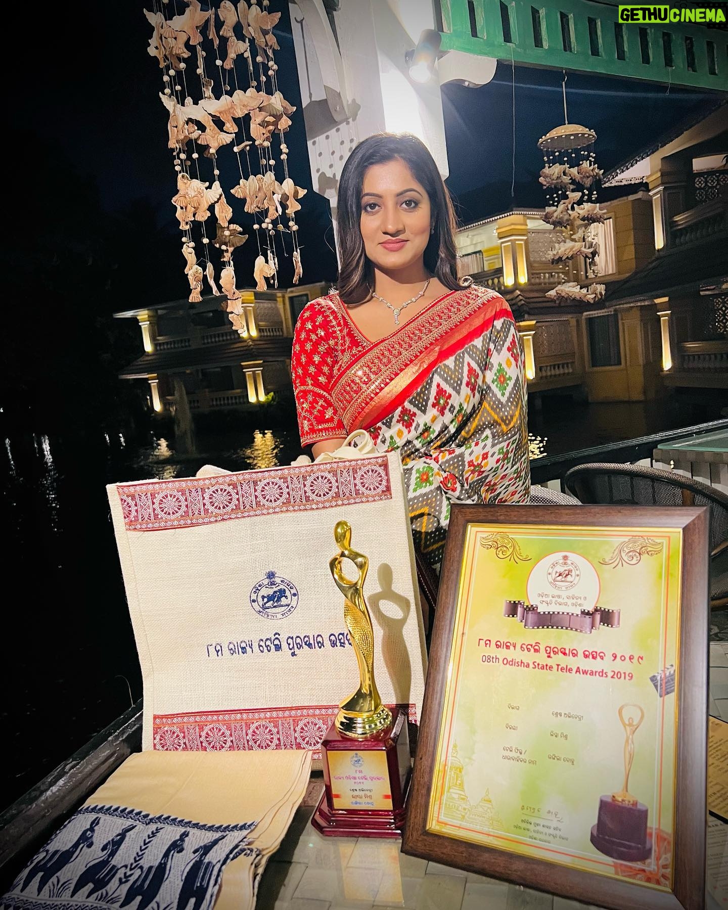 Lipsa Mishra - 18.2K Likes - What a great day I had.
Got my dream STATE AWARD🥇 
Best actress for the telefilm RANGEELA BOHU📺 .
#statesward #bestactress #hardwork #hardworkpaysoffs #happy #happyday #happyme #actorslife  #lipsamishra #lipsamishraactor