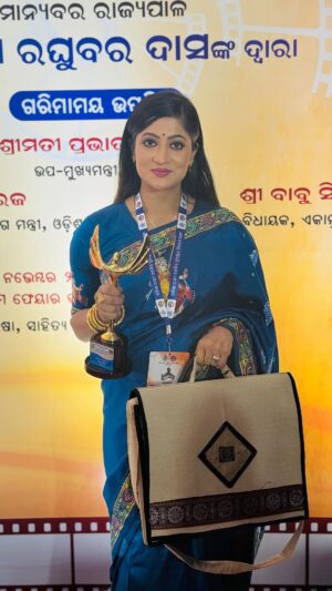 Lipsa Mishra Instagram - Achieving my 2nd State Award for Best female Actor in Negative role for āQUEENā.
I would like to thank the entire team of QUEEN & my jury members.At last but not the least I thank my audience who gave me immense loveš