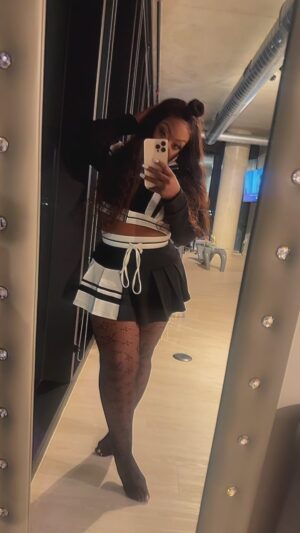 Lisa Brown Instagram - Living In MY OWN WORLD 🌎 Having MY WAY🙌🏽💅🏾💋 

So Proud of You Twin @gmaccash 💪🏽Really THAT GUY🦍 Having Your Way✈️

Hair @missfoxyhair 
MUA @_sapphirejackson 
Outfit @ishopglam_