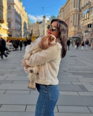 Lola Instagram - Valaki nagyon elfáradt a sok sétában. 🐶✨