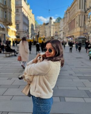Lola Instagram - Valaki nagyon elfáradt a sok sétában. 🐶✨