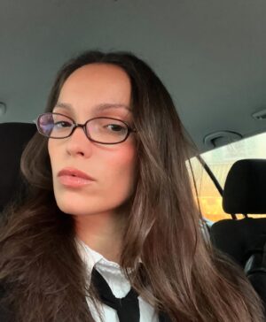 Lola Le Lann Instagram - activities 💓

1. passenger
2. driver
3. 👽
4. tap dance
5. 🏍️