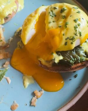 Loounie Instagram - Première fois au @cafenatsu et, en tant que fan de brunch, je n’ai pas été déçue! Une autre belle adresse végane à Montréal (du chef @brodie.somerville, qui a aussi le @restomaynard) 

(Même ces « oeufs » sont véganes, l’innovation des dernières années est incroyable! 🌱) 

N.B: Ce n’est pas une pub, j’ai payé mon repas. ☺️

#vegan #montreal #veganmontreal