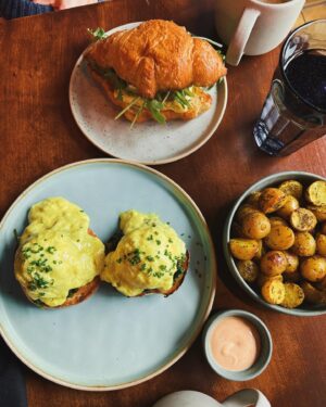 Loounie Instagram - Première fois au @cafenatsu et, en tant que fan de brunch, je n’ai pas été déçue! Une autre belle adresse végane à Montréal (du chef @brodie.somerville, qui a aussi le @restomaynard) 

(Même ces « oeufs » sont véganes, l’innovation des dernières années est incroyable! 🌱) 

N.B: Ce n’est pas une pub, j’ai payé mon repas. ☺️

#vegan #montreal #veganmontreal