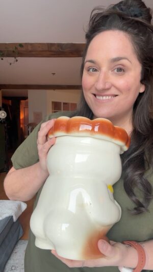 Loounie Instagram - Je me demande juste de quel bord je vais le mettre dans mon étagère. 🥲🍑 #loouniecuisine #trouvailles #friperie #thrift #thriftfinds #droptheworkoutroutine