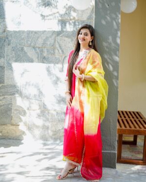 Loveleen Kaur Sasan Instagram - Loving the bright hues of this @rangrezz.wears set ✨🌺