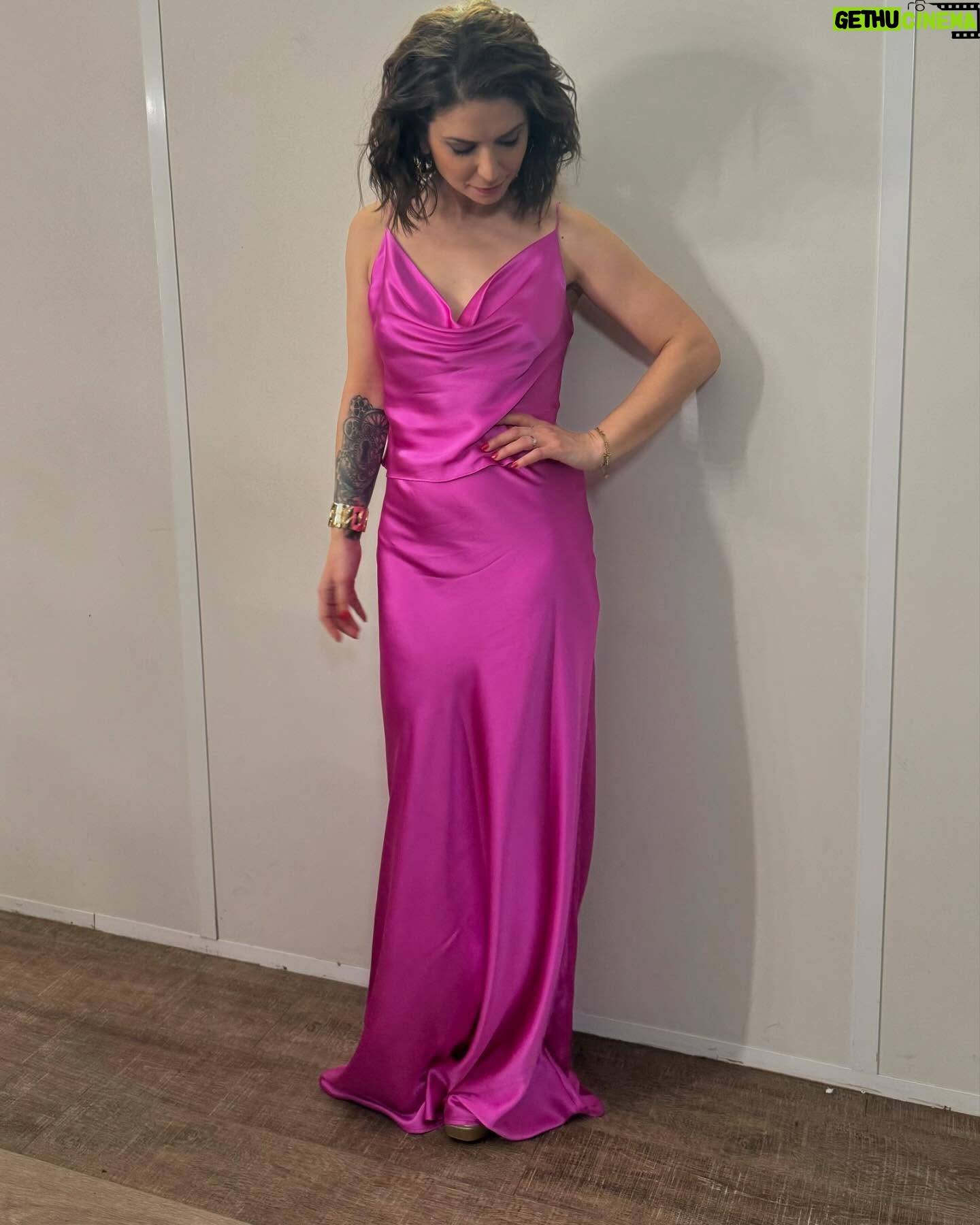 Lucie Bernardoni - 34.8K Likes - Prime 16 La finale
Un merci ne suffit pas 🙏🏻
Team champagne 🥂
Stylisme
@mathieubarthelatcolin
Coiffure @greg.ludovic pour
@franckprovostparis
Make Up
@catillonvirginie_makeup
🩷 Tenue rose:
- ensemble @lagencefashion
- bijoux @isabelletoledano_jewelry
- shoes @cosmoparis
🖤 Tenue noire:
- Robe @emanuelungaroparis
- BO @swarovski
- bracelets @luckiefferparis
- shoes @prazzi.paris
