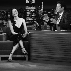 Lucy Liu Instagram - Always fun catching up with pal @jimmyfallon @fallontonight SO MANY LAUGHS 

@neonrated #presence
 
📸: @toddowyoung 
 Todd Owyoung/NBC