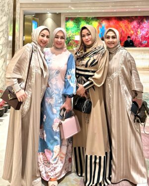Lulu Zakaria Instagram - Di acara @ifa.indonesiafashionaesthetic semalam bersama Kesayanganku 🪸🪸
@hapsarianissa29 
@lucky_resha 
@luluzakaria70