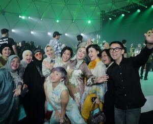 Lulu Zakaria Instagram - Bersama mereka selalu seru & kocak 😄😄😄
@rieta_amilia 
@mamitoko 
@claprothbonnylouise 
@gina.rachman 
@hanny_vicenza 
@luluzakaria70 
@eddriantjhia 
@f.agustina2508 
@susi.s.meliala 
@albasithasalsabila
@idalemanofficialnew