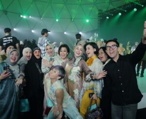 Lulu Zakaria Instagram - Bersama mereka selalu seru & kocak 😄😄😄
@rieta_amilia 
@mamitoko 
@claprothbonnylouise 
@gina.rachman 
@hanny_vicenza 
@luluzakaria70 
@eddriantjhia 
@f.agustina2508 
@susi.s.meliala 
@albasithasalsabila
@idalemanofficialnew