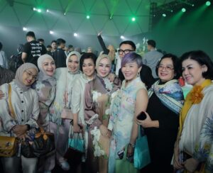 Lulu Zakaria Instagram - Bersama mereka selalu seru & kocak 😄😄😄
@rieta_amilia 
@mamitoko 
@claprothbonnylouise 
@gina.rachman 
@hanny_vicenza 
@luluzakaria70 
@eddriantjhia 
@f.agustina2508 
@susi.s.meliala 
@albasithasalsabila
@idalemanofficialnew