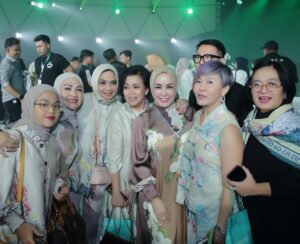 Lulu Zakaria Instagram - Bersama mereka selalu seru & kocak 😄😄😄
@rieta_amilia 
@mamitoko 
@claprothbonnylouise 
@gina.rachman 
@hanny_vicenza 
@luluzakaria70 
@eddriantjhia 
@f.agustina2508 
@susi.s.meliala 
@albasithasalsabila
@idalemanofficialnew