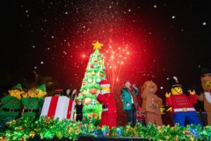 Lyndsy Fonseca Instagram - Holiday cheer is HERE at #LEGOLANDCalifornia 🎄✨

Fireworks filled the sky and snow flurried onto the crowd as @HallmarkChannel stars @daniellamonet and @lyndsyfonesca helped LEGO Santa light the LEGO Christmas tree!

❤️ We proudly donated $10K to Move With Kindness Foundation founded by @allisonholker and honors the legacy of Stephen tWitch Boss by spreading love and mental health awareness.

🎆 Celebrate the season with us now through Jan. 5, including fireworks every Saturday in December & nightly Dec. 21–30!

📸 Don’t forget to tag us in your holiday pics with #LEGOLANDHolidays 

Click the 🔗 in bio for more info! 

#LEGOLANDCalifornia #LEGOLAND #Holidays #Christmas #LEGO