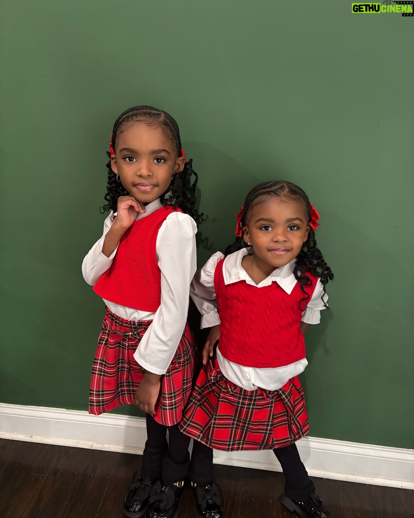 Lyric Hurd - 52.8K Likes - Merry Christmas from the Hurd Girls 🎄🎁❤️