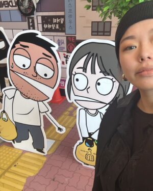 MMARY Instagram - 싸코팍 팝업스토어 다녀왔슴미당
진짜 애정하는 장삐쭈님 옆모습도 봤더랬죠

홍대 온김에 예전에 자주오던 곳 한바쿠 삭 돌았는데
명월관 골목에서 추억 몽글 하다가
추억여행 하는 김에 겐로쿠 우동 한그럭 때려보구요.

줄거운 토요일 만들어쥬신
싸코팍 감사합니다💛
미영이 키링 나오묜 제발 알랴주세요,,

#미영광철뽀레버

P.s: 저 그네씬만 보면 오열하는 사람 = 나

@south_korean_park