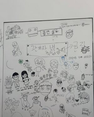 MMARY Instagram - 싸코팍 팝업스토어 다녀왔슴미당
진짜 애정하는 장삐쭈님 옆모습도 봤더랬죠

홍대 온김에 예전에 자주오던 곳 한바쿠 삭 돌았는데
명월관 골목에서 추억 몽글 하다가
추억여행 하는 김에 겐로쿠 우동 한그럭 때려보구요.

줄거운 토요일 만들어쥬신
싸코팍 감사합니다💛
미영이 키링 나오묜 제발 알랴주세요,,

#미영광철뽀레버

P.s: 저 그네씬만 보면 오열하는 사람 = 나

@south_korean_park