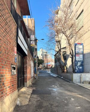 MMARY Instagram - 싸코팍 팝업스토어 다녀왔슴미당
진짜 애정하는 장삐쭈님 옆모습도 봤더랬죠

홍대 온김에 예전에 자주오던 곳 한바쿠 삭 돌았는데
명월관 골목에서 추억 몽글 하다가
추억여행 하는 김에 겐로쿠 우동 한그럭 때려보구요.

줄거운 토요일 만들어쥬신
싸코팍 감사합니다💛
미영이 키링 나오묜 제발 알랴주세요,,

#미영광철뽀레버

P.s: 저 그네씬만 보면 오열하는 사람 = 나

@south_korean_park