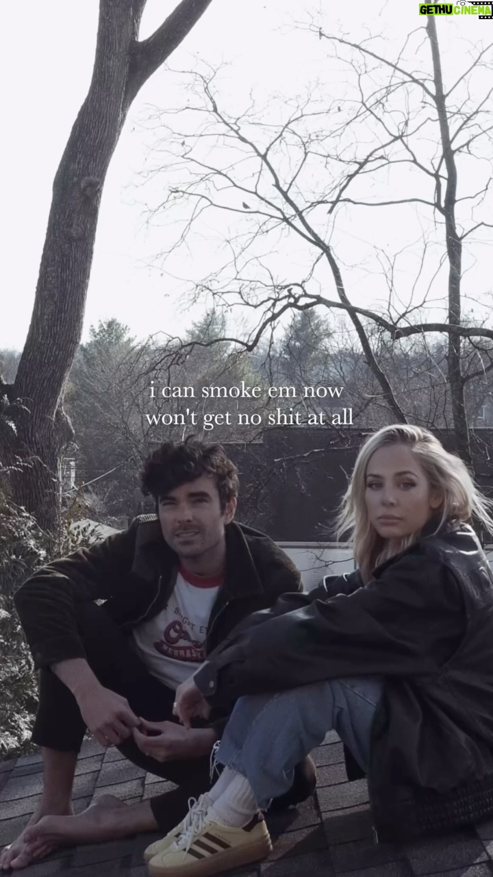 MacKenzie Porter - 3.4K Likes - Yall thank you so much for listening and sharing and covering this song like you have. Our minds are blown!
We shot a lil lyric video on our roof while our daughter was napping.. propped up a camera between a sweater and a Stephen King novel to get this shot.
Some real home grown shit over here 😂
(Full video on YouTube)