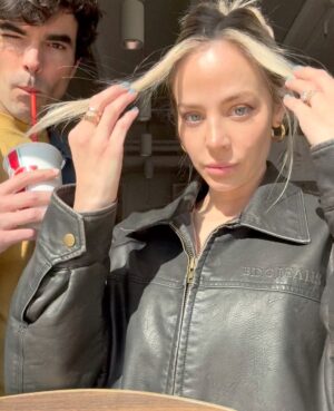 MacKenzie Porter Instagram - 2 weeks ago we had ZERO monthly listeners and today we just hit 1 MILLION!!! Monday we go back into the studio to cut our second song 😜. From our lil fam..thank you so much for coming along with us 🙏🏻