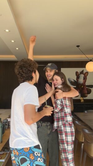 Macarena Achaga Instagram - soy actriz, que esperaban.. 🥹❤️‍🩹 
me da vida tenerlos conmigo en el mismo lugar y al mismo tiempo @santiagoachaga @juanpazurita este es mi mundo ideal