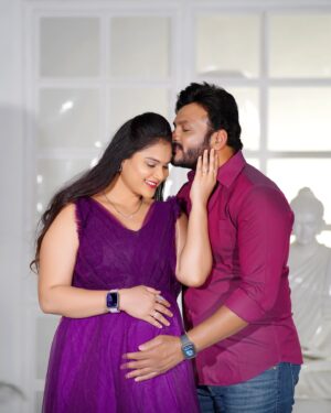 Madhu Reddy Instagram - Baby loading……🤰🫶🏻❤️ @purvikaareddy @madithatikrishnakishore 
Locations @passionate_studios 

#pregnant #madhureddy #madhureddy_official #pregnancy #pregnantstyle #pregnantlife #feed #happy #happylife #mother #motherlove #motherdaughter #motherlife #2ndpregnancy #insta #instagram #instagramreels #happymood #viral #viralpost #viralposts #viralposts #reach #reaching #post #newpost #postoftheday #viralpost #viralmusic #music #reelitfeelit #feelitreelit