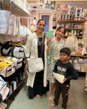 Madhurani Gokhale Instagram - Look at the bag in my hand .. look it closely.. guess the material used for those brown linesss… ( clue : nostalgia )!
Visited @recharkha_ecosocial 
Bags and many other things made by upcycling plastic…! It was amazing to meet Amita Deshpande and her team…!