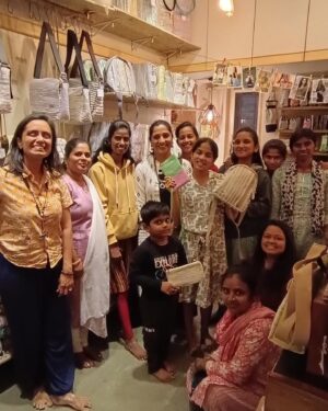 Madhurani Gokhale Instagram - Look at the bag in my hand .. look it closely.. guess the material used for those brown linesss… ( clue : nostalgia )!
Visited @recharkha_ecosocial 
Bags and many other things made by upcycling plastic…! It was amazing to meet Amita Deshpande and her team…!