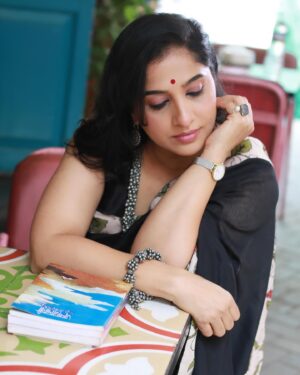 Madhurani Gokhale Instagram - Women who wear Black
Always lead a Colourful life .

संक्रांतीच्या हार्दिक शुभेच्छा..!!
 बाकी योग्य ठिकाणी आपण गोड बोलतोच…सांगणे नसावे..!

Saree by @ruii.co 
Makeup and hair by @swatighodke_mua_official 
Styling by @srujana_by_ruttuja 

Photographer @visual_wonderer 

Location @cafekathaa