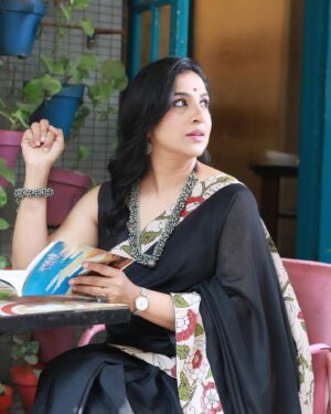 Madhurani Gokhale Instagram - Women who wear Black
Always lead a Colourful life .

संक्रांतीच्या हार्दिक शुभेच्छा..!!
 बाकी योग्य ठिकाणी आपण गोड बोलतोच…सांगणे नसावे..!

Saree by @ruii.co 
Makeup and hair by @swatighodke_mua_official 
Styling by @srujana_by_ruttuja 

Photographer @visual_wonderer 

Location @cafekathaa