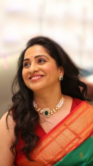 Madhurani Gokhale Instagram - Step into Luxury, Step into Lagu Bandhu! Our brand-new Dombivli showroom offers an unparalleled experience in a pleasant ambience.We're grateful to have Aai Kuthe Kay Karte Fame Actress Madhurani Gokhale Prabhulkar inaugurate our Stunning  Showroom, and we can't wait to serve you!

#lagubandhu #dombivli #storeopening #madhuraniprabhulkar #aaikuthekaykarte #inauguration #InaugurationCeremony