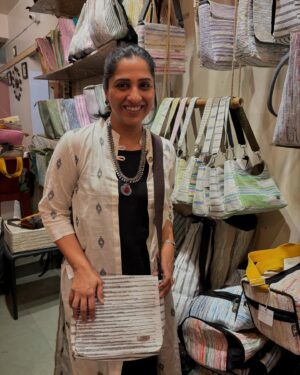 Madhurani Gokhale Instagram - Look at the bag in my hand .. look it closely.. guess the material used for those brown linesss… ( clue : nostalgia )!
Visited @recharkha_ecosocial 
Bags and many other things made by upcycling plastic…! It was amazing to meet Amita Deshpande and her team…!